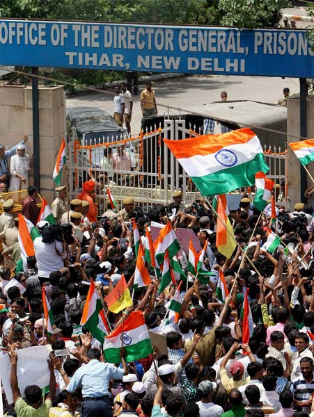 भारत में हर ओर अन्‍ना ही अन्‍ना | सड़कों पर समर्थक