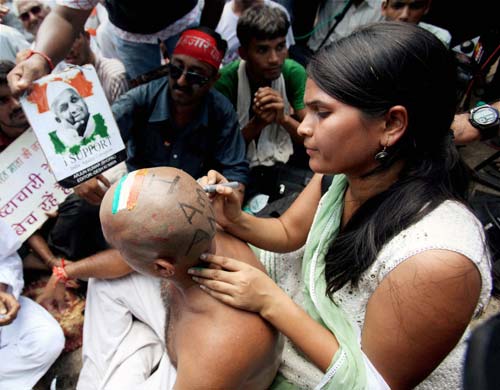 भारत में हर ओर अन्‍ना ही अन्‍ना | सड़कों पर समर्थक