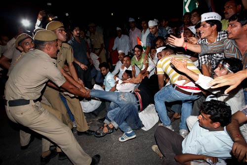 नेताओं का रवैया और अन्‍ना का आंदोलन...| हर ओर अन्‍ना