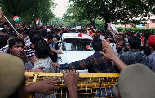 भारत में हर ओर अन्‍ना ही अन्‍ना | सड़कों पर समर्थक