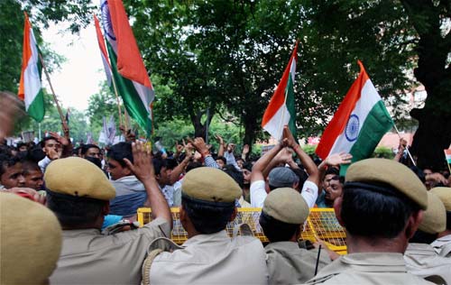 भारत में हर ओर अन्‍ना ही अन्‍ना | सड़कों पर समर्थक