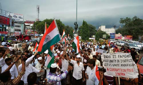 भारत में हर ओर अन्‍ना ही अन्‍ना | सड़कों पर समर्थक