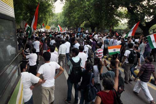 भारत में हर ओर अन्‍ना ही अन्‍ना | सड़कों पर समर्थक