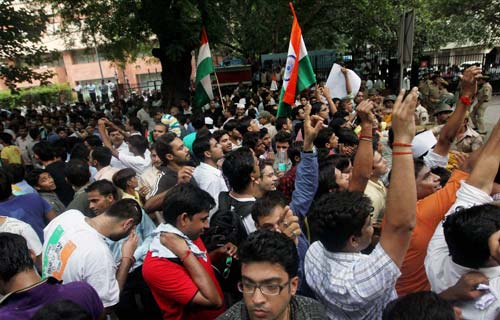 भारत में हर ओर अन्‍ना ही अन्‍ना | सड़कों पर समर्थक