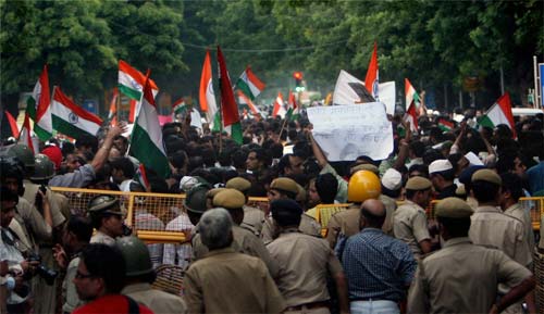 भारत में हर ओर अन्‍ना ही अन्‍ना | सड़कों पर समर्थक