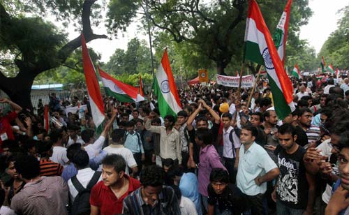 भारत में हर ओर अन्‍ना ही अन्‍ना | सड़कों पर समर्थक