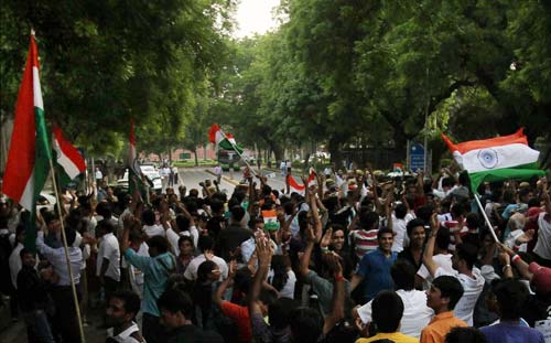 भारत में हर ओर अन्‍ना ही अन्‍ना | सड़कों पर समर्थक