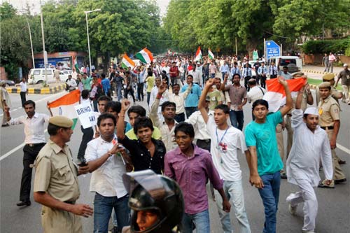 भारत में हर ओर अन्‍ना ही अन्‍ना | सड़कों पर समर्थक