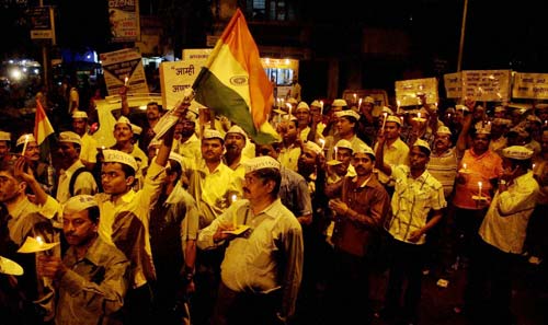 भारत में हर ओर अन्‍ना ही अन्‍ना | सड़कों पर समर्थक