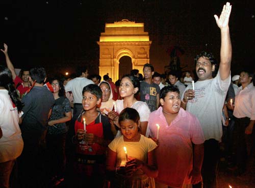 भारत में हर ओर अन्‍ना ही अन्‍ना | सड़कों पर समर्थक