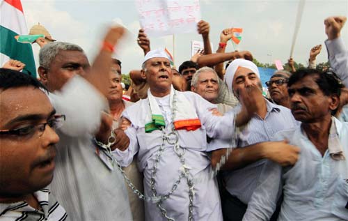 भारत में हर ओर अन्‍ना ही अन्‍ना | सड़कों पर समर्थक