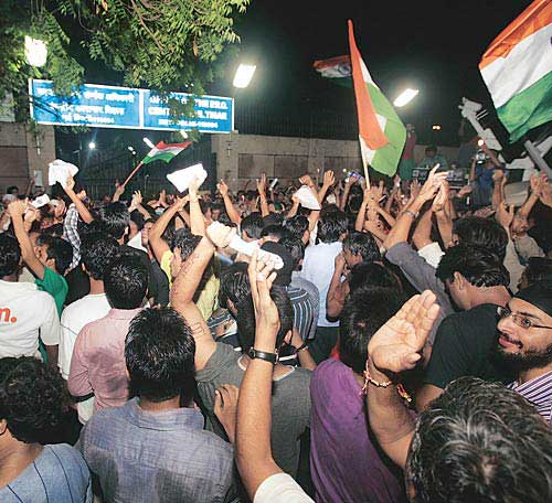 अन्‍ना ने जगाई क्रांति की अलख...  | सड़कों पर समर्थक