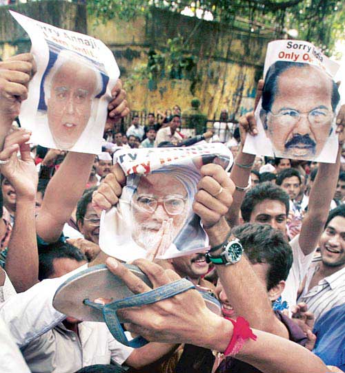 अन्‍ना ने जगाई क्रांति की अलख...  | सड़कों पर समर्थक