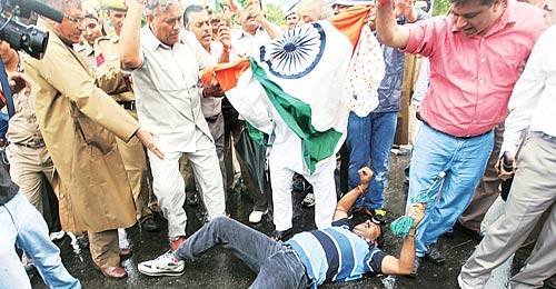 अन्‍ना ने जगाई क्रांति की अलख...  | सड़कों पर समर्थक