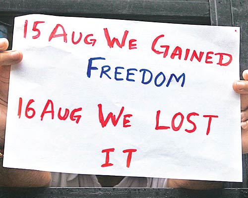 अन्‍ना ने जगाई क्रांति की अलख...  | सड़कों पर समर्थक