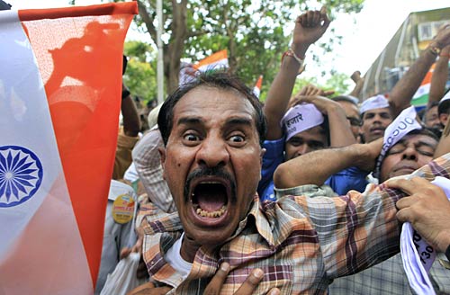 अन्‍ना ने जगाई क्रांति की अलख...  | सड़कों पर समर्थक