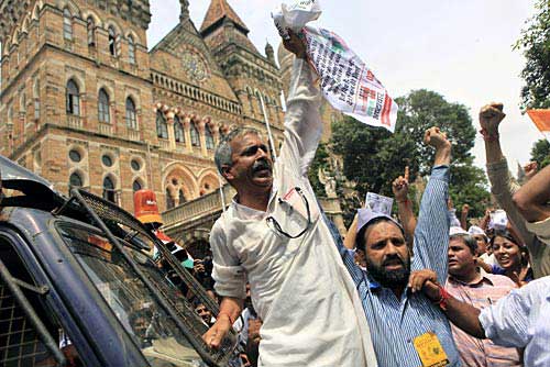 अन्‍ना ने जगाई क्रांति की अलख...  | सड़कों पर समर्थक