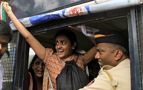 अन्‍ना ने जगाई क्रांति की अलख...  | सड़कों पर समर्थक