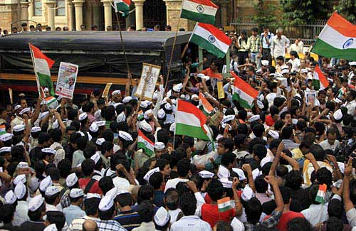 अन्‍ना ने जगाई क्रांति की अलख...  | सड़कों पर समर्थक