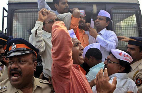 अन्‍ना ने जगाई क्रांति की अलख...  | सड़कों पर समर्थक