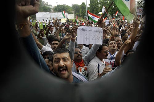 अन्‍ना ने जगाई क्रांति की अलख...  | सड़कों पर समर्थक