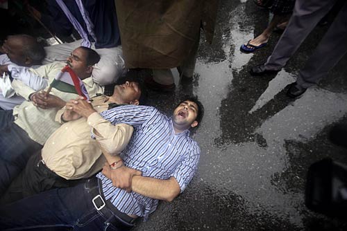 अन्‍ना ने जगाई क्रांति की अलख...  | सड़कों पर समर्थक