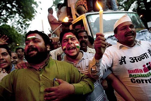 अन्‍ना ने जगाई क्रांति की अलख...  | सड़कों पर समर्थक