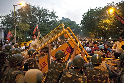 अन्‍ना ने जगाई क्रांति की अलख...  | सड़कों पर समर्थक