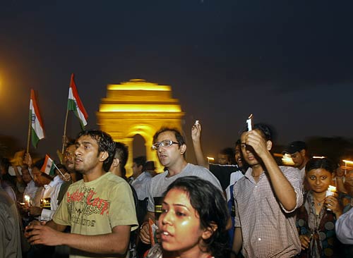 अन्‍ना ने जगाई क्रांति की अलख...  | सड़कों पर समर्थक