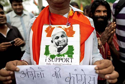 अन्‍ना ने जगाई क्रांति की अलख...  | सड़कों पर समर्थक