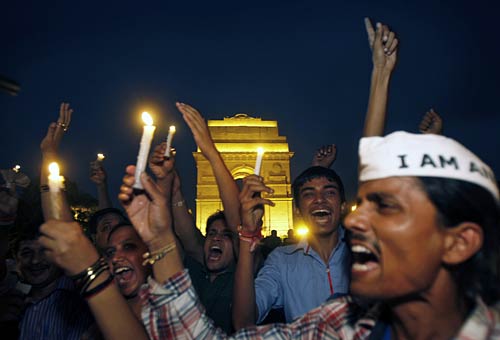 अन्‍ना ने जगाई क्रांति की अलख...  | सड़कों पर समर्थक