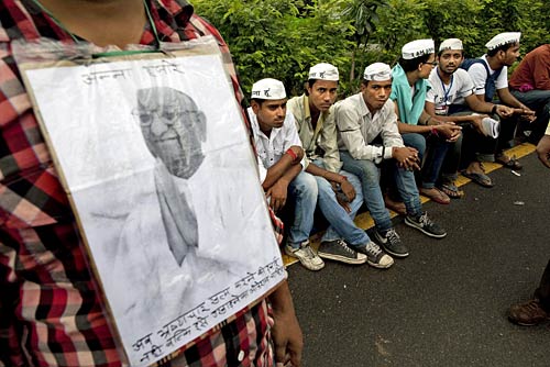 अन्‍ना ने जगाई क्रांति की अलख...  | सड़कों पर समर्थक