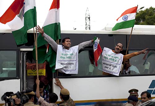 अन्‍ना ने जगाई क्रांति की अलख...  | सड़कों पर समर्थक