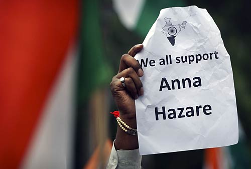 अन्‍ना ने जगाई क्रांति की अलख...  | सड़कों पर समर्थक