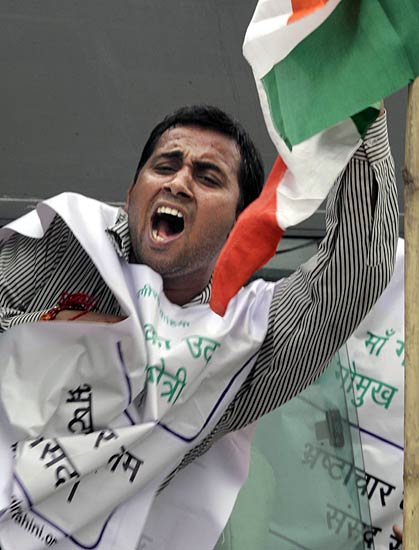 अन्‍ना ने जगाई क्रांति की अलख...  | सड़कों पर समर्थक