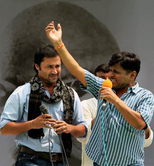 नेताओं का रवैया और अन्‍ना का आंदोलन...| हर ओर अन्‍ना