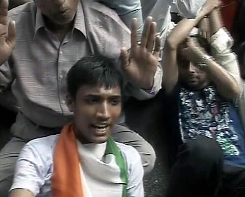 आंदोलनकारियों के तेवर में आई और तल्‍खी...| हिल गई सरकार