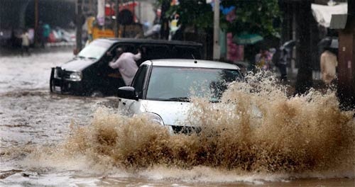 मुंबई में भारी बारिश से जनजीवन अस्‍तव्‍यस्‍त