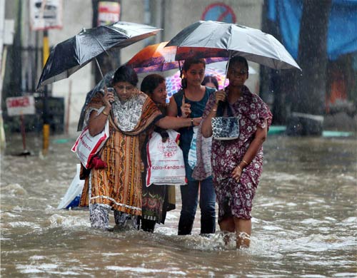 मुंबई में भारी बारिश से जनजीवन अस्‍तव्‍यस्‍त
