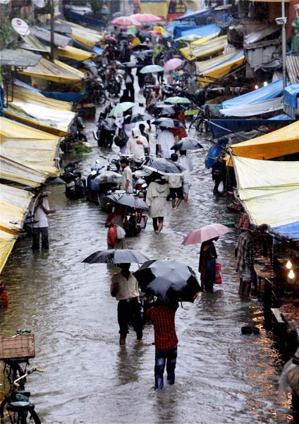 मुंबई में भारी बारिश से जनजीवन अस्‍तव्‍यस्‍त