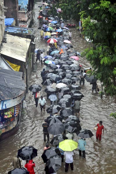 मुंबई में भारी बारिश से जनजीवन अस्‍तव्‍यस्‍त