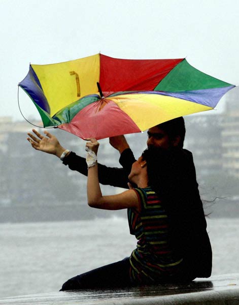 मुंबई में भारी बारिश से जनजीवन अस्‍तव्‍यस्‍त