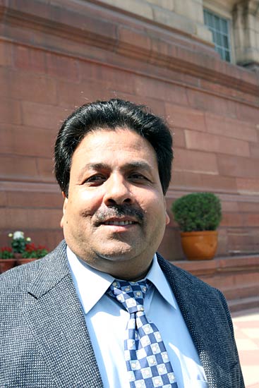 नेताओं के घरों पर अन्‍ना समर्थकों का प्रदर्शन | हर ओर अन्‍ना...