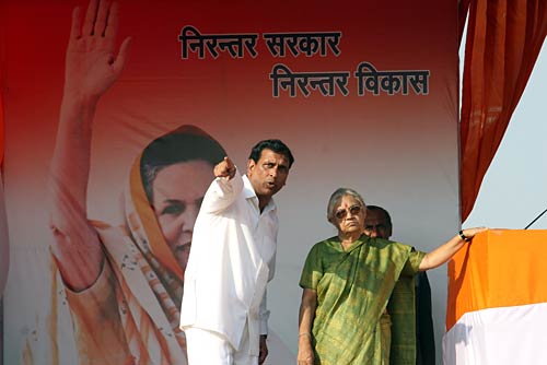 नेताओं के घरों पर अन्‍ना समर्थकों का प्रदर्शन | हर ओर अन्‍ना...