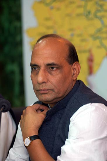 नेताओं के घरों पर अन्‍ना समर्थकों का प्रदर्शन | हर ओर अन्‍ना...