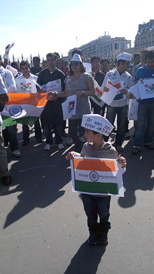 22 अगस्‍त 2011: लोगों ने भेजी तस्‍वीरें । मैं भी अन्‍ना, तू भी अन्‍ना