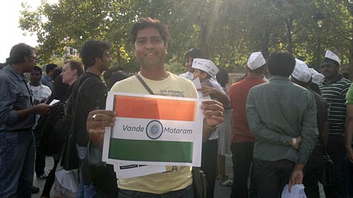 22 अगस्‍त 2011: लोगों ने भेजी तस्‍वीरें । मैं भी अन्‍ना, तू भी अन्‍ना