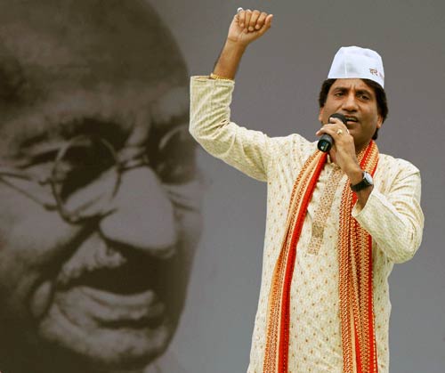 नेताओं का रवैया और अन्‍ना का आंदोलन...| हर ओर अन्‍ना