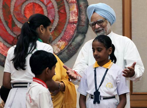 बच्‍चों संग पीएम और राष्‍ट्रपति ने मनाई राखी