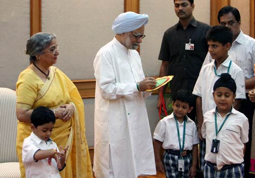 बच्‍चों संग पीएम और राष्‍ट्रपति ने मनाई राखी